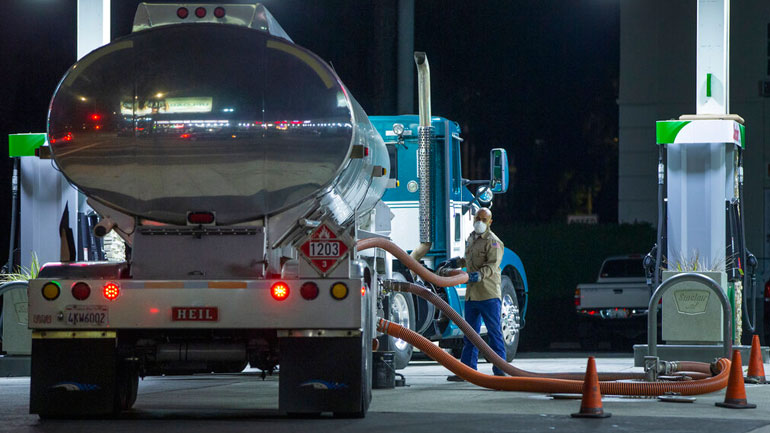 Οι τιμές του πετρελαίου στις ΗΠΑ πέφτουν στο χαμηλότερο επίπεδο 21 ετών