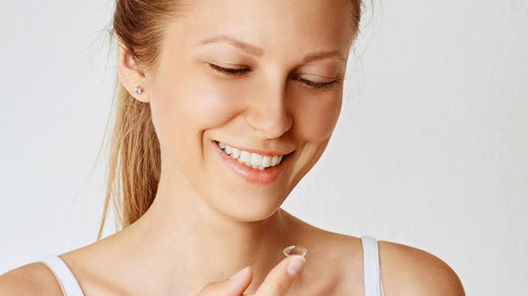 Κορωνοϊός: Τι πρέπει να προσέξετε στους φακούς επαφής