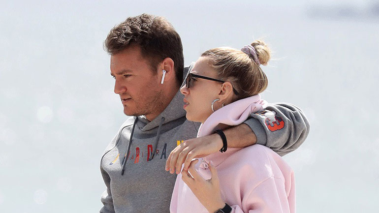 Γαρυφαλλιά Καληφώνη: Βόλτα στη Γλυφάδα με τον σύντροφό της