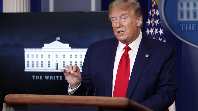 Ο Τραμπ αναστέλλει προσωρινά τη μετανάστευση προς τις ΗΠΑ