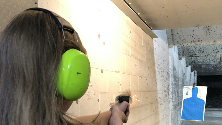 Κρήτη: Μάθαινε στην ανήλικη κόρη του σκοποβολή και τραυμάτισε τον γείτονα