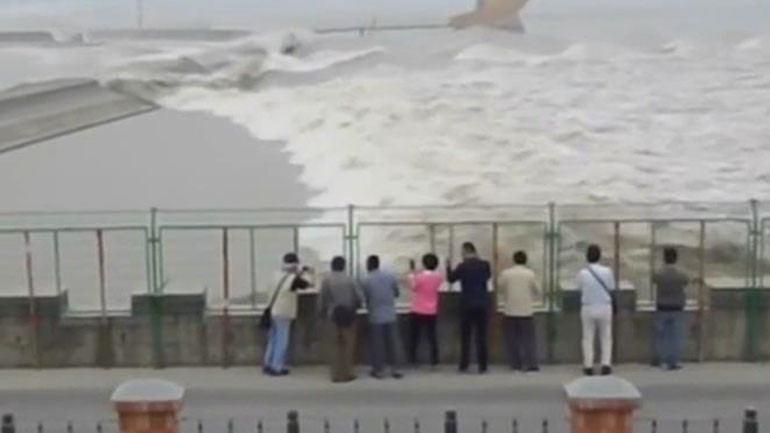 Τι εντυπωσιακά κύματα, ας τραβήξουμε μια φωτογραφία