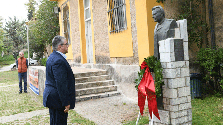 Κατάθεση στεφάνου από τον ΓΓ του ΚΚΕ