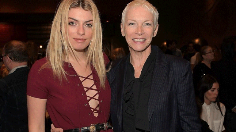 Annie και Lola Lennox, στο «There Must be an Angel»