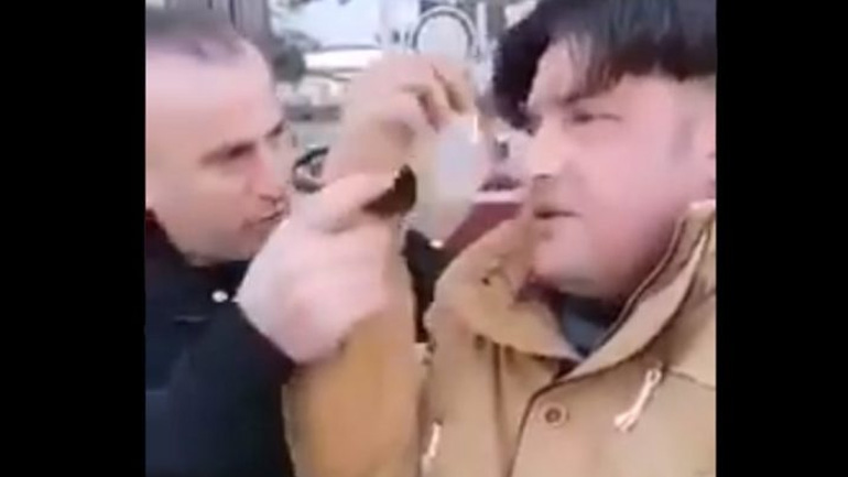 Εισαγγελική παρέμβαση για βίντεο με οπαδό του ΠΑΟΚ που υποχρεώνει μετανάστη να κάνει τον σταυρό του