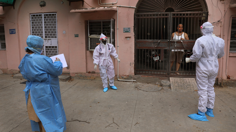 Ινδία: Κρούσμα σε συγγενή εργαζομένου στο προεδρικό μέγαρο αναγκάζει 500 υπαλλήλους σε καραντίνα Ινδία: Κρούσμα σε συγγενή εργαζομένου στο προεδρικό μέγαρο αναγκάζει 500 υπαλλήλους σε καραντίνα