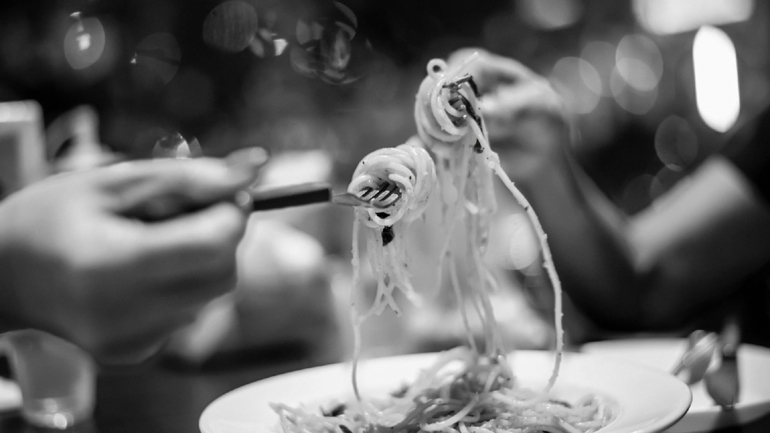 Melissa:  Μένουμε μακριά, αλλά είμαστε παρόντες!