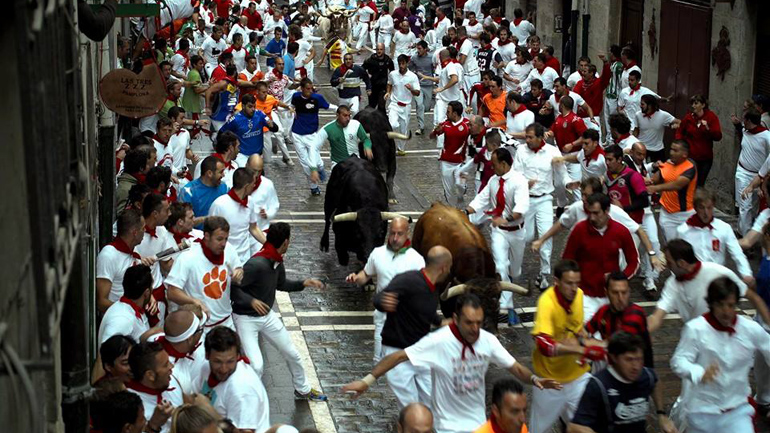 Ισπανία: Ο κορωνοϊός προκαλεί τη ματαίωση των διάσημων εορτασμών με τους ταύρους στην Παμπλόνα