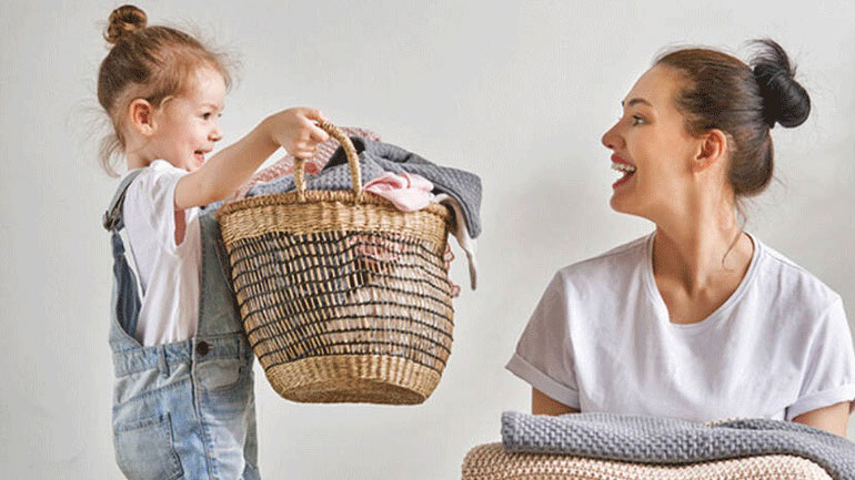 Αυτές είναι οι δουλειές του σπιτιού στις οποίες μπορούν να σας βοηθήσουν τα παιδιά