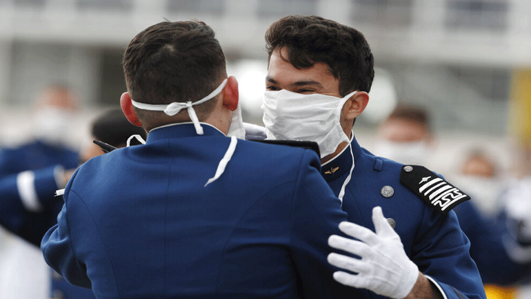 ΗΠΑ: Οι ειδικοί προειδοποιούν για μεγαλύτερη καταστροφή εάν χαλαρώσουν τα μέτρα