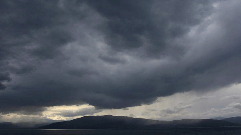 Συννεφιά και βροχές στα βόρεια, σκόνη και ζέστη στα νότια 