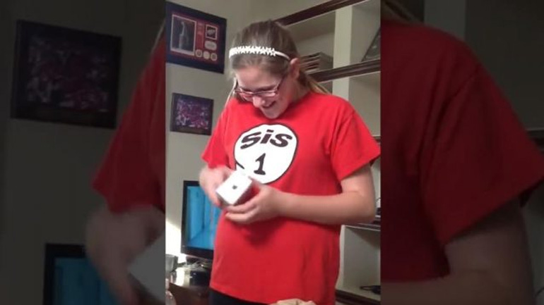 Ένα κορίτσι ανοίγει με ενθουσιασμό το δώρο του