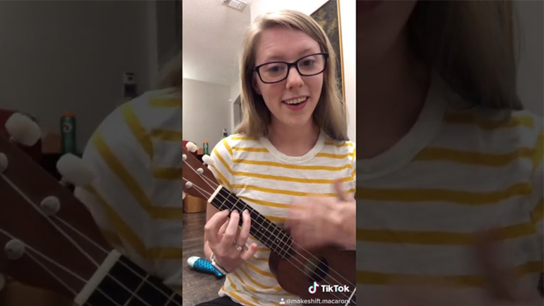 Μια δασκάλα διδάσκει μουσική τραγουδώντας