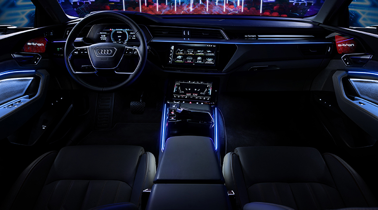 Μετρήστε... οθόνες, ψηφιακά κουμπιά και δείτε τις οθόνες δεξιά και αριστερά που εμφανίζουν την εικόνα από τους ψηφιακούς καθρέφτες