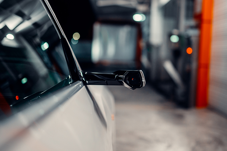 Ένα από τα χαρακτηριστικά γνωρίσματα του Audi e-tron είναι οι προαιρετικοί εικονικοί εξωτερικοί καθρέφτες