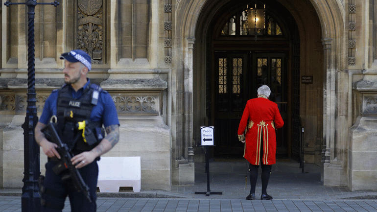 Βρετανία: Συνελήφθη ο οπλισμένος άνδρας που πυροβολούσε από μπαλκόνι