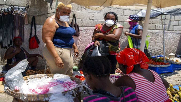 Απελαθέντες μετανάστες από τις ΗΠΑ φτάνουν μολυσμένοι με τον ιό σε Αϊτή και Μεξικό