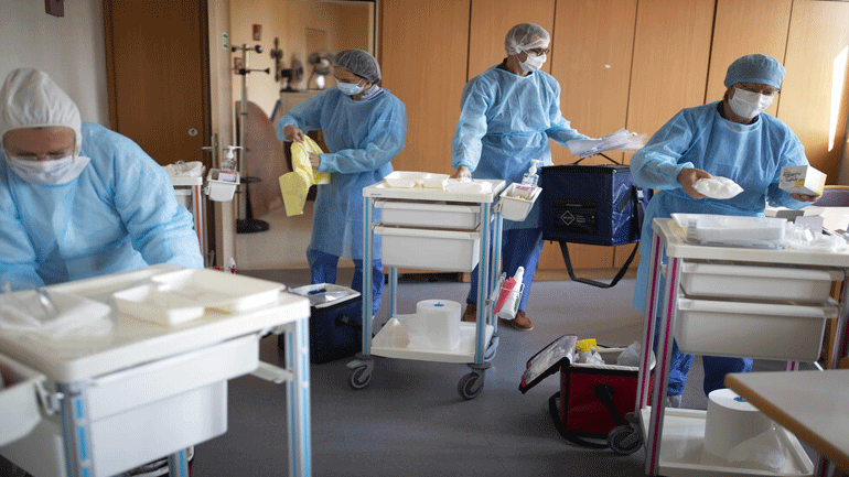 Roche: Πιθανότατα δεν θα υπάρχει εμβόλιο για τον κορωνοϊό πριν από το τέλος του 2021