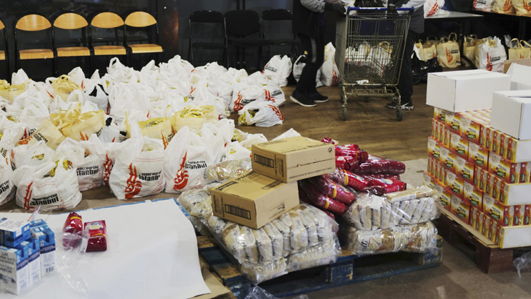 Φοιτητές στη Γαλλία κάνουν ουρές για να πάρουν δωρεάν τρόφιμα