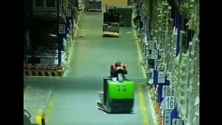 Τον πήρε ο ύπνος στη δουλειά και τα έκανε όλα λίμπα