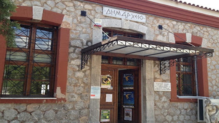 Δημοτικός σύμβουλος στο Δήμο Στυλίδας «πόζαρε» με τη σημαία της Χούντας