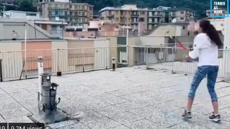 Νεαρές Ιταλίδες παίζουν τένις από ταράτσα σε ταράτσα