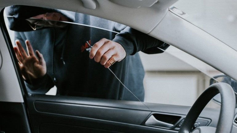 Χειροπέδες σε σπείρα που άνοιγε αυτοκίνητα στη Λαυρεωτική