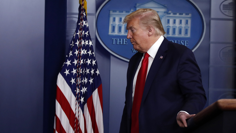 Ο Τραμπ υπέγραψε το εκτελεστικό διάταγμα που αναστέλλει προσωρινά τη μετανάστευση προς τις ΗΠΑ