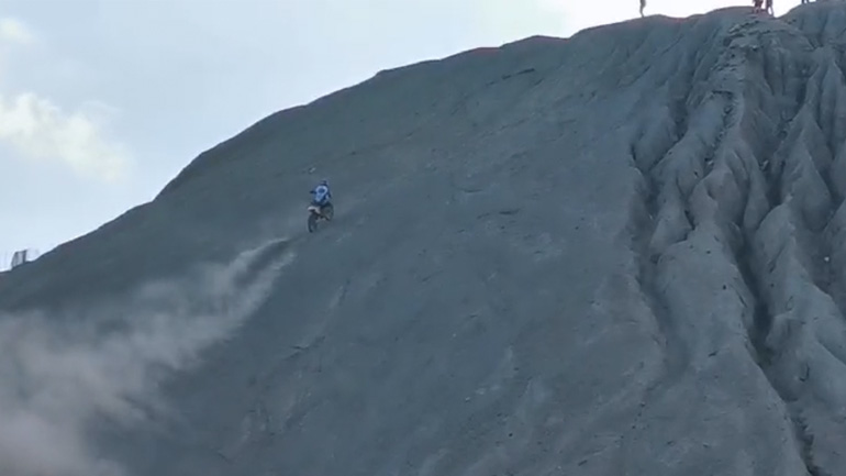 Έλληνας ανεβαίνει κάθετα έναν λόφο με dirt bike