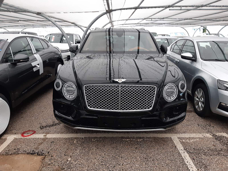 Πολύ επιβλητική η όψη του βρετανικού SUV...