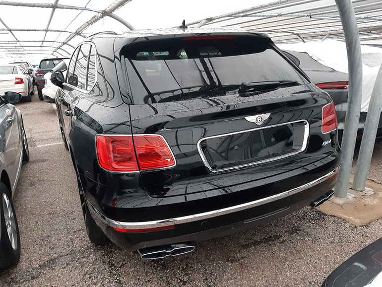 Το λογότυπο hybrid στο πίσω δεξί μέρος μας ενημερώνει για την έκδοση της συγκεκριμένης Bentayga...