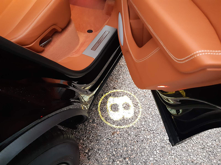 Ανοίγεις την πίσω πόρτα και το λογότυπο της Bentley εμφανίζεται στο έδαφος..