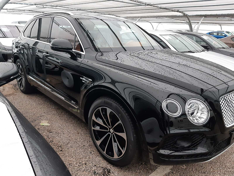 Ελαστικά Pirelli στους τροχούς διαστάσεων 21 ιντσών με πέντε διπλές ακτίνες...