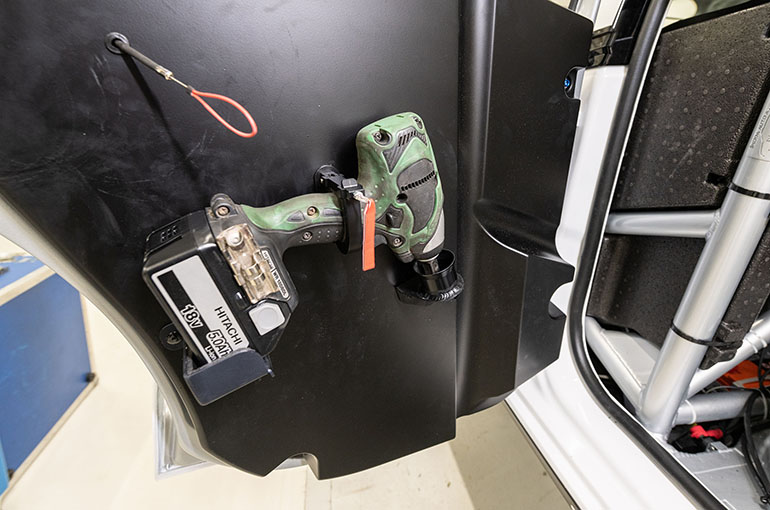 Το μπουλονοπίστολο είναι τοποθετημένο στην πόρτα πίσω από τον οδηγό