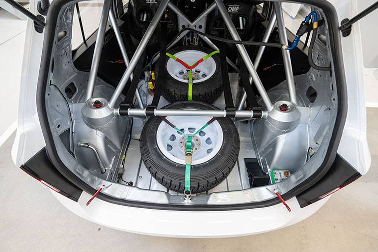 Οι δύο εφεδρικοί τροχοί...