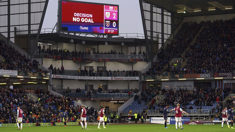 Σκέψεις να συνεχίσουν χωρίς VAR οι διοργανώσεις της UEFA