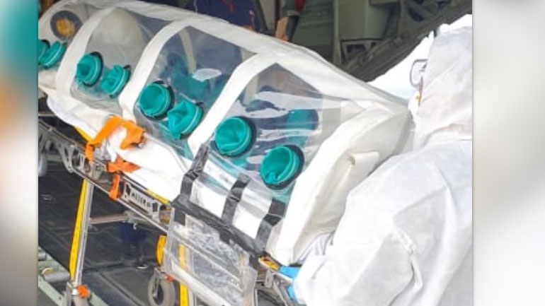 Δείτε πώς μεταφέρθηκε ασθενής από την Κρήτη στην Αθήνα με ειδική κάψουλα αρνητικής πίεσης