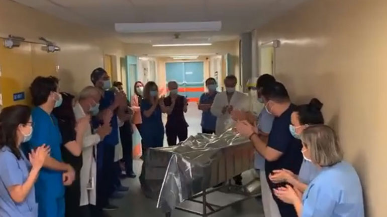 Λάρισα: Γιατροί και νοσηλευτές χειροκροτούν ασθενή που αποσωληνώθηκε