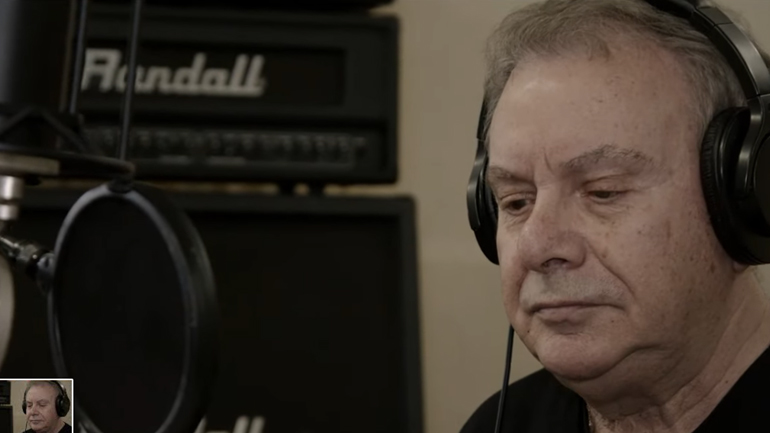 «Όνειρα Μικρά»: Ακούστε το νέο τραγούδι του Μανώλη Μητσιά που σαρώνει