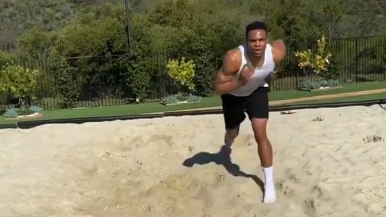 Ο Ράσελ Γουέστμπρουκ προπονείται στην άμμο