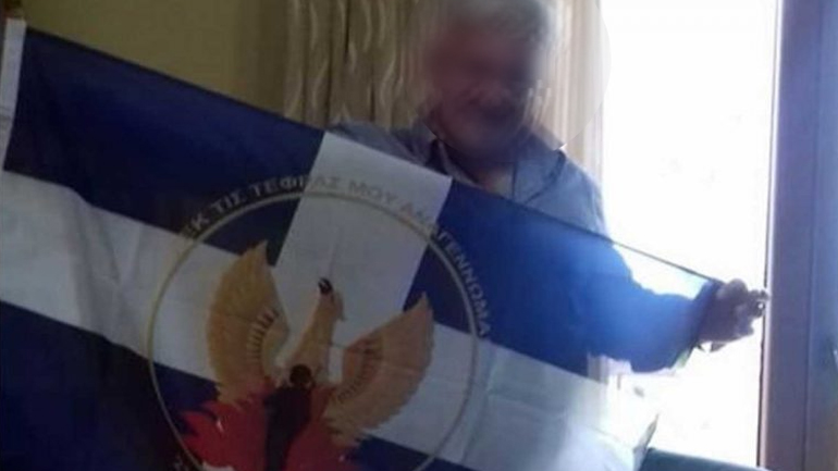 Η ΝΔ διέγραψε δημοτικό σύμβουλο Στυλίδας που πόζαρε με τη σημαία της χούντας