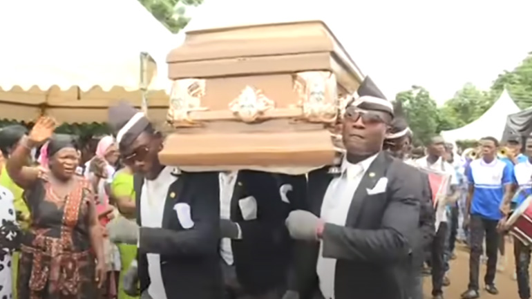 Οι viral τύποι που χορεύουν με το φέρετρο