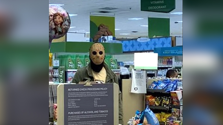 Ο Τζέισον του «Παρασκευή και 13» βγήκε για ψώνια…