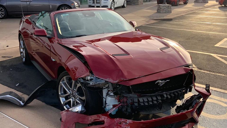 Νοίκιασε Mustang και την τράκαρε με Rolls-Royce Νοίκιασε Mustang και την τράκαρε με Rolls-Royce