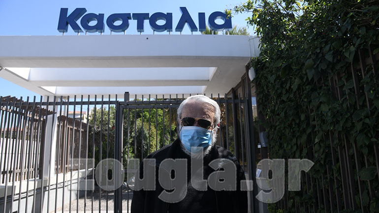 Οι συγγενείς των ασθενών αφήνουν τα αγαθά στην πόρτα του Κασταλία