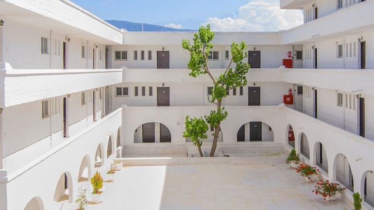 Ανησυχία στους Αγ. Θεοδώρους: Καλούν επειγόντως τον ΕΟΔΥΥ στην δομή μεταναστών