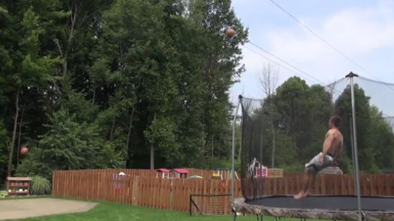 Νεαρός βάζει εξωπραγματικά τρίποντα