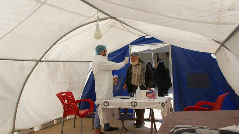 Έρευνα: Το φως του ήλιου, η υγρασία και η ζέστη αποδυναμώνουν τον κορωνοϊό