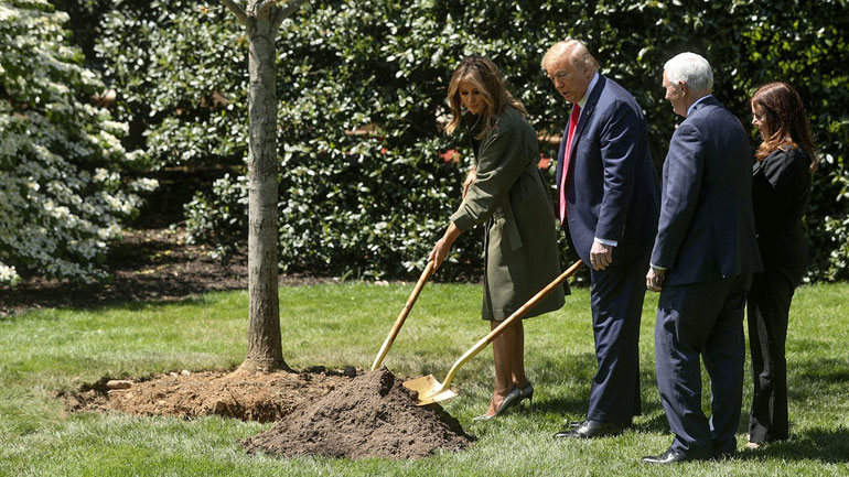 Η Melania Trump φύτεψε δέντρο φορώντας γόβες Η Melania Trump φύτεψε δέντρο φορώντας γόβες