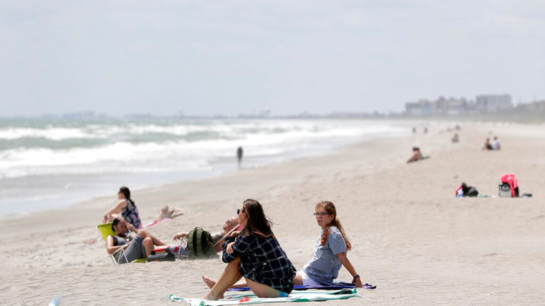 Φλόριντα: Κοσμοσυρροή αναμένεται στις παραλίες – Καύσωνας στην Καλιφόρνια